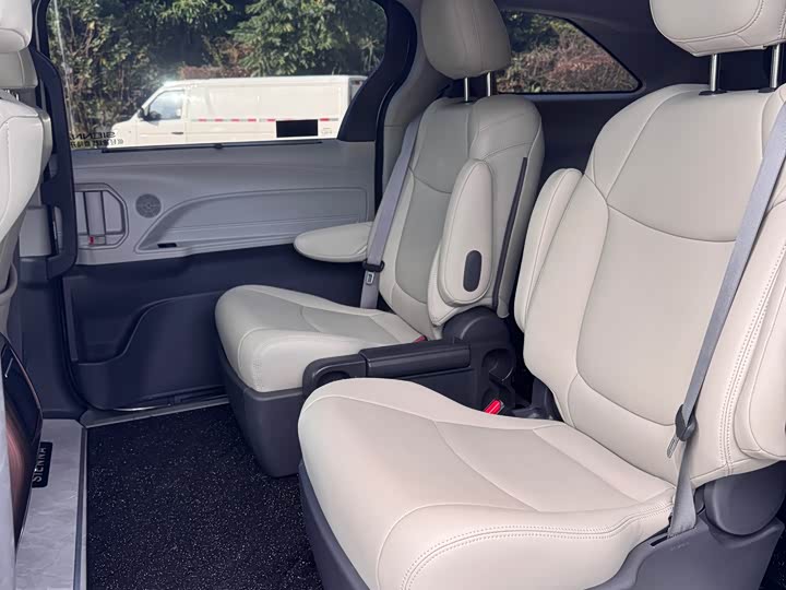 Фото 5 - Toyota Sienna