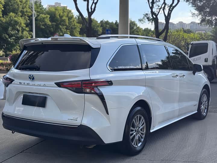 Фото 7 - Toyota Sienna