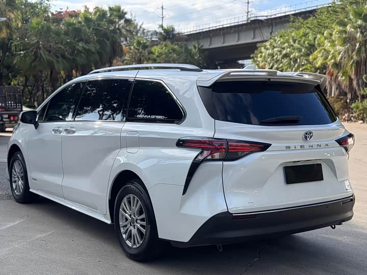 Фото 9 - Toyota Sienna