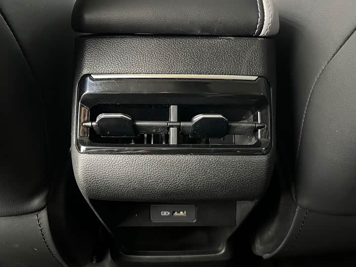 Фото 18 - Geely Coolray