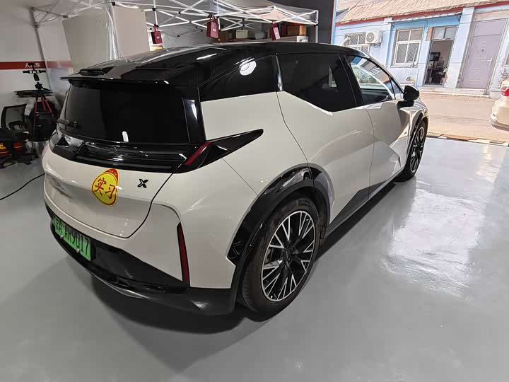 Фото 12 - Zeekr X