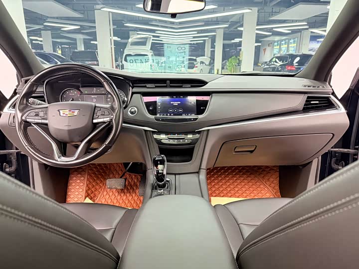 Фото 8 - Cadillac XT6