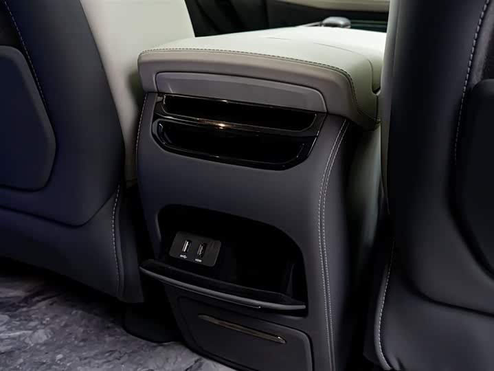 Фото 18 - Zeekr 009