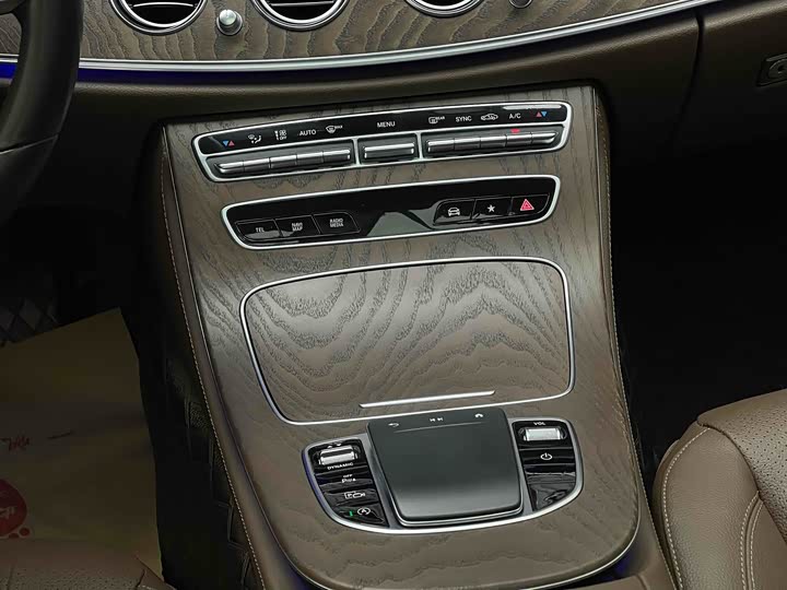 Фото 10 - Mercedes-Benz E-Class