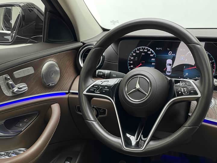 Фото 8 - Mercedes-Benz E-Class