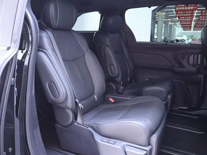 Фото 21 - Toyota Sienna