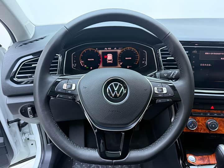 Фото 12 - Volkswagen T-Roc