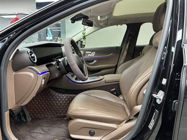 Фото 16 - Mercedes-Benz E-Class