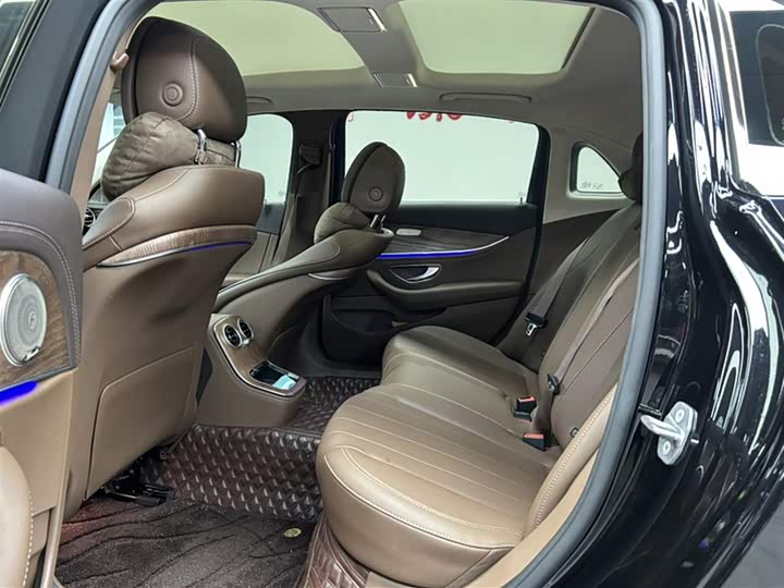 Фото 17 - Mercedes-Benz E-Class