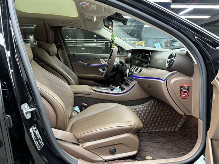 Фото 19 - Mercedes-Benz E-Class