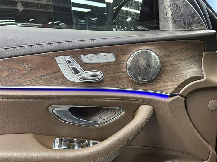 Фото 4 - Mercedes-Benz E-Class