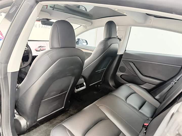 Фото 10 - Tesla Model 3