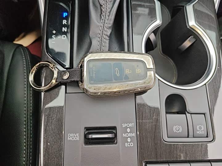 Фото 9 - Toyota Crown Kluger