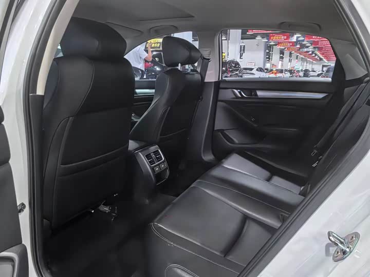 Фото 8 - Honda Accord