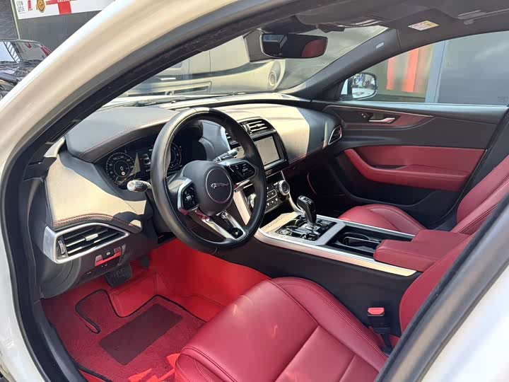 Фото 3 - Jaguar XE L