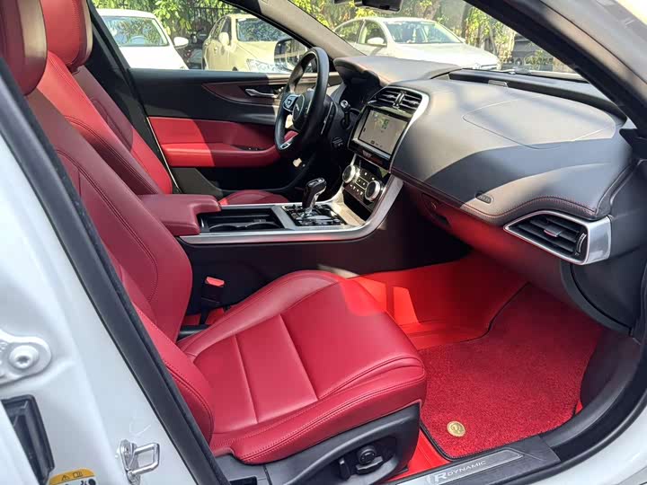 Фото 4 - Jaguar XE L