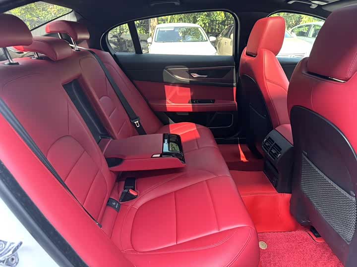 Фото 6 - Jaguar XE L