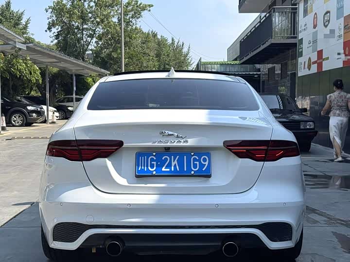 Фото 8 - Jaguar XE L