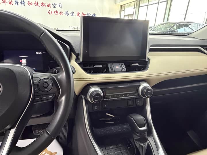 Фото 12 - Toyota RAV4