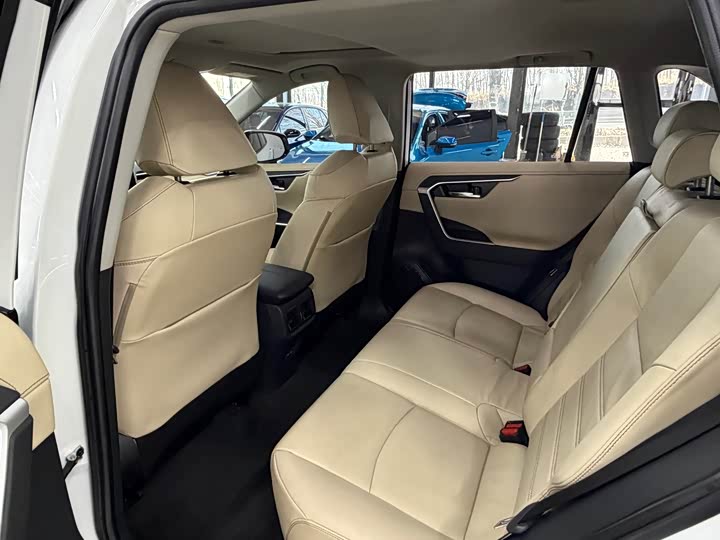 Фото 14 - Toyota RAV4