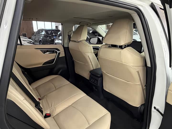 Фото 16 - Toyota RAV4