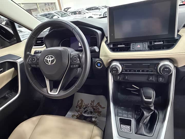 Фото 18 - Toyota RAV4