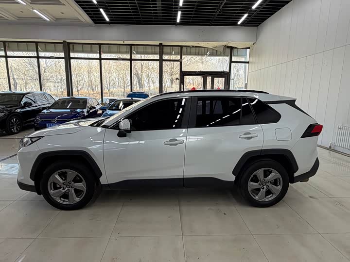 Фото 2 - Toyota RAV4