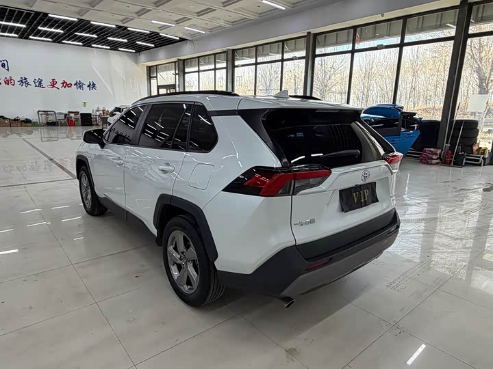 Фото 3 - Toyota RAV4