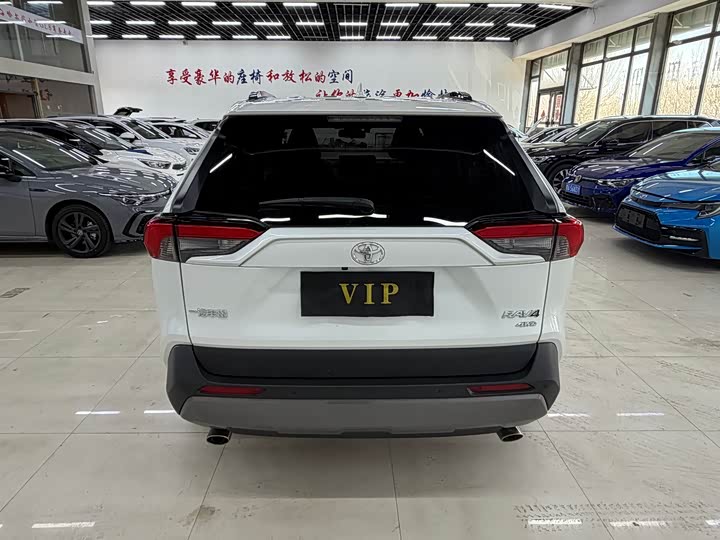 Фото 4 - Toyota RAV4