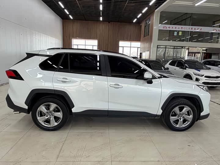 Фото 6 - Toyota RAV4