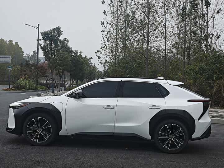 Фото 3 - Toyota bZ4X