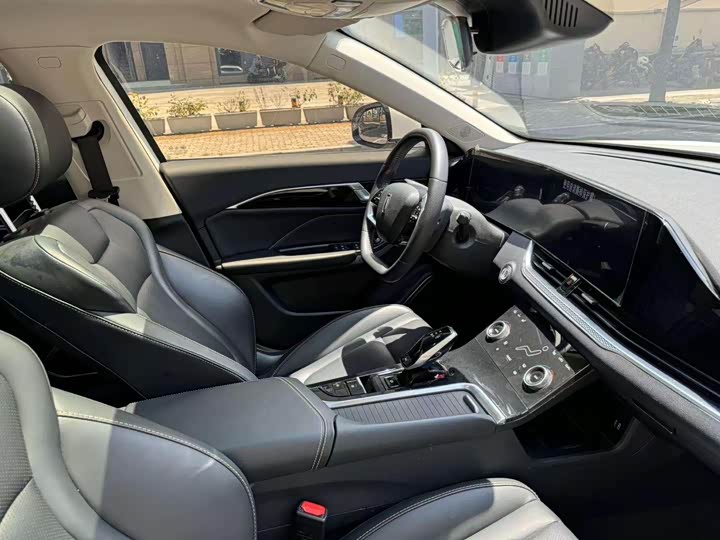 Фото 10 - Bestune B70