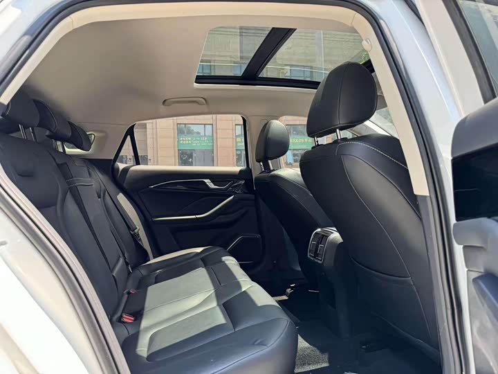 Фото 12 - Bestune B70