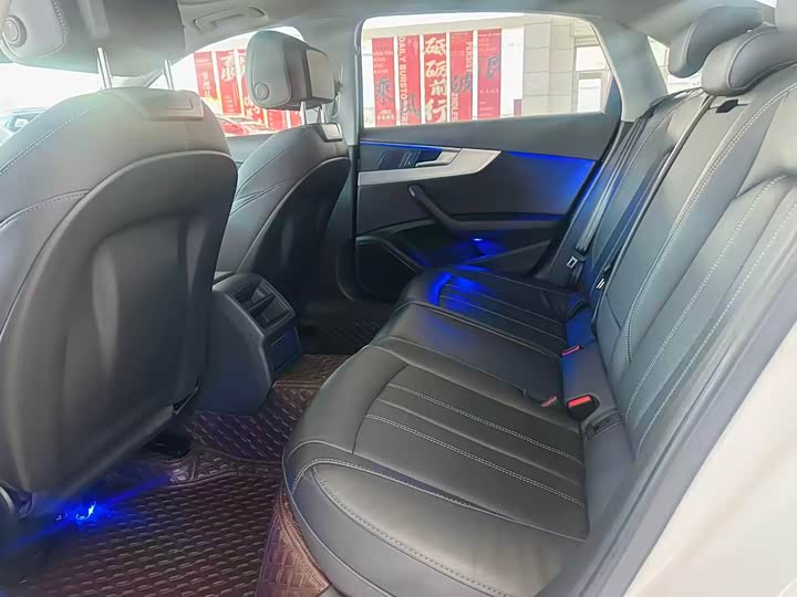 Фото 6 - Audi A4L