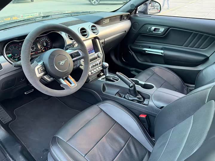 Фото 4 - Ford Mustang