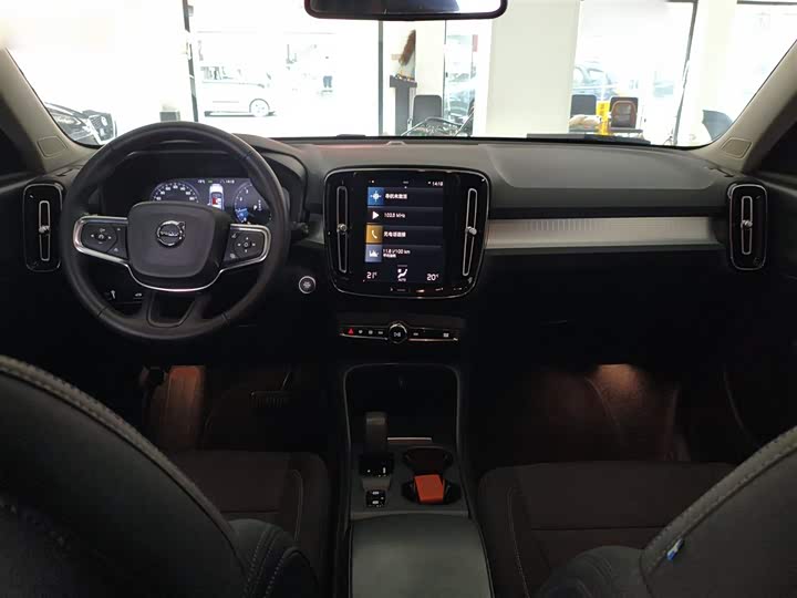 Фото 10 - Volvo XC40