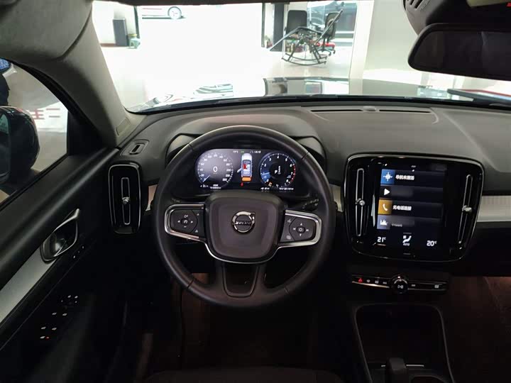 Фото 11 - Volvo XC40