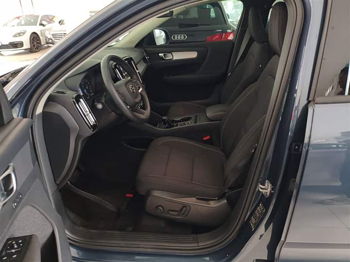 Фото 15 - Volvo XC40