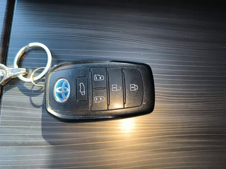 Фото 9 - Toyota Sienna