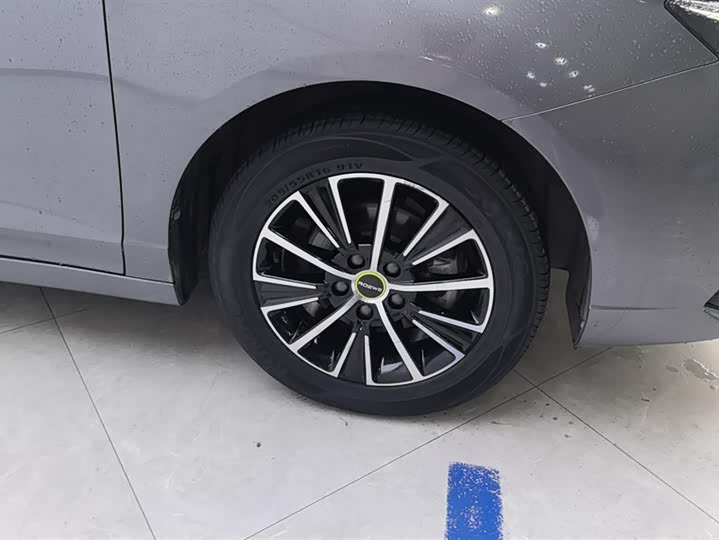 Фото 6 - Roewe i5