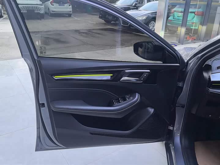 Фото 7 - Roewe i5