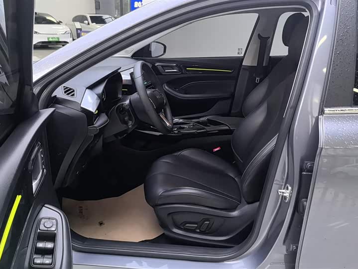 Фото 9 - Roewe i5