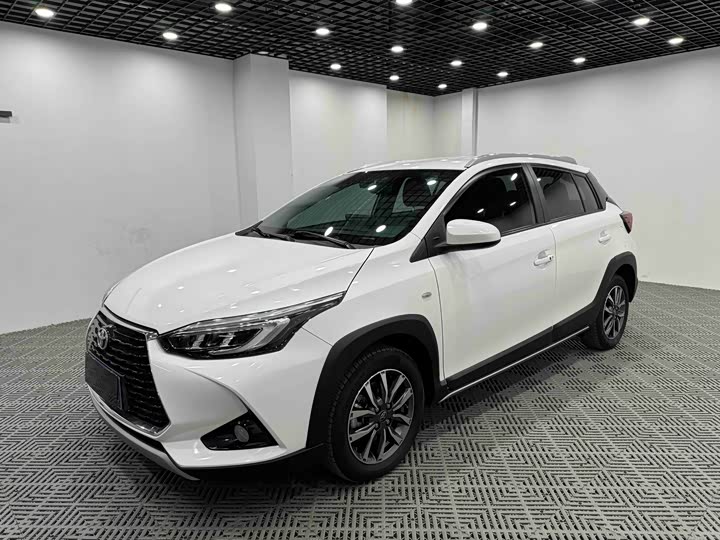 Фото 3 - Toyota Yaris L Hatchback