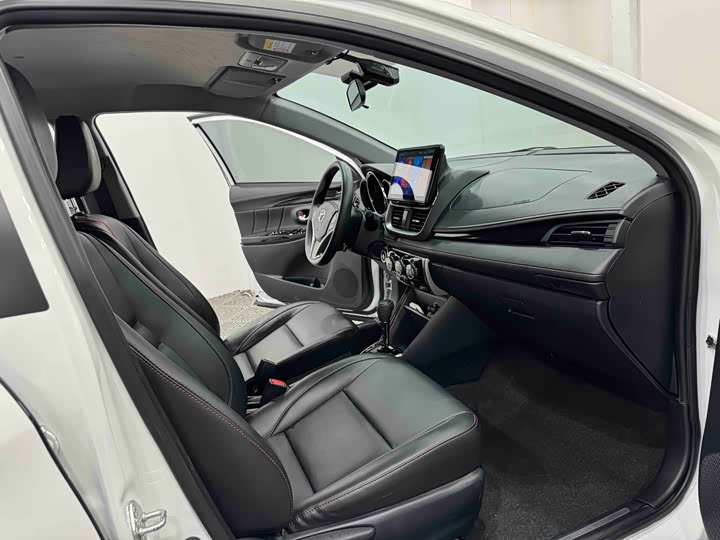 Фото 4 - Toyota Yaris L Hatchback