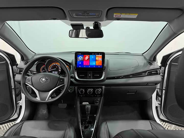 Фото 5 - Toyota Yaris L Hatchback