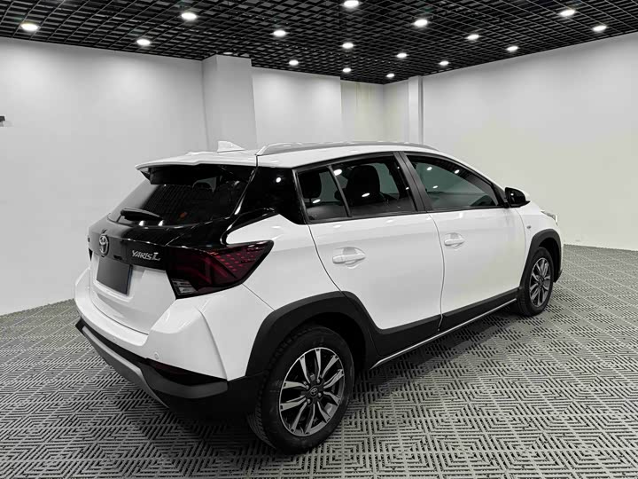 Фото 7 - Toyota Yaris L Hatchback