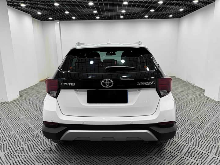 Фото 8 - Toyota Yaris L Hatchback