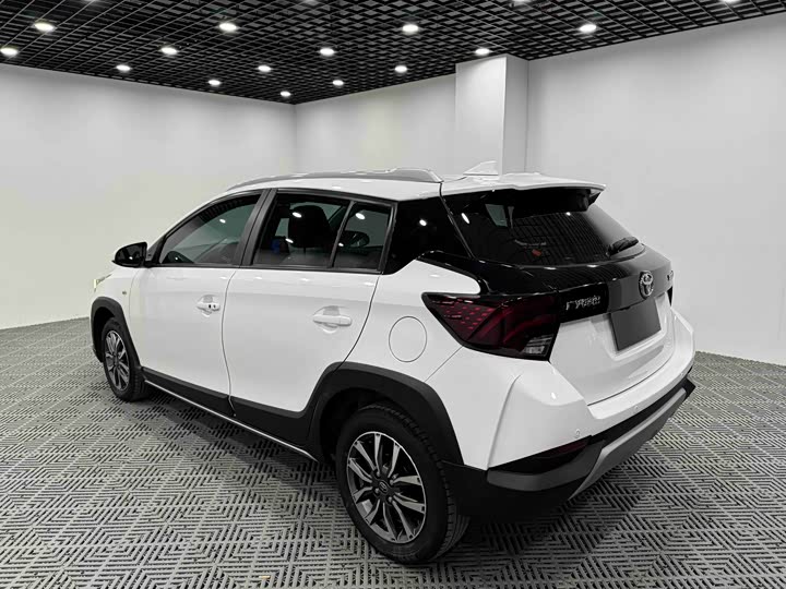 Фото 9 - Toyota Yaris L Hatchback