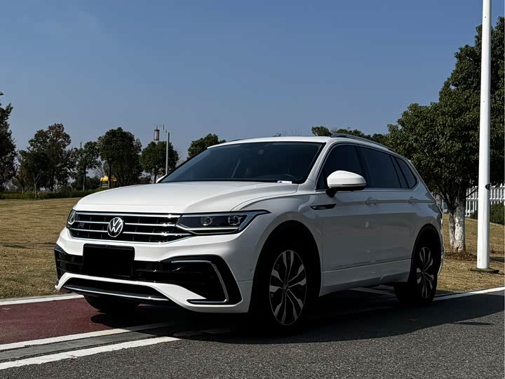 Фото 1 - Volkswagen Tiguan L Pro