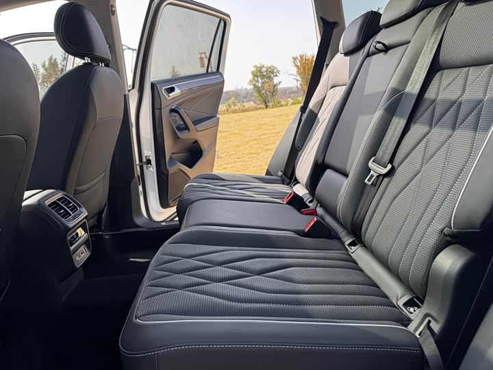 Фото 12 - Volkswagen Tiguan L Pro